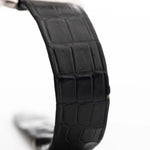 Nahaufnahme einer Piaget Protocole 74101 Onyx 18k Diamond aus den 1980er Jahren an einem Handgelenk. 26 mm Gehäuse aus 18 Karat Weißgold mit Onyx-Zifferblatt mit 4 Diamanten, Quarzwerk und Original-Lederarmband.