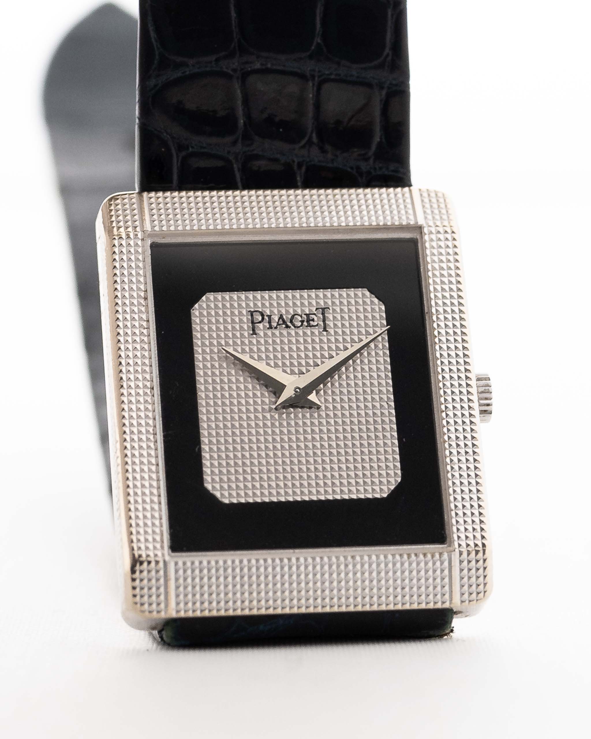 Vintage Piaget Protocole 9151 Uhr, 18 Karat Weißgold, Onyx-Zifferblatt, Panzerform, Uhrwerk Kaliber 9P, Lederarmband, an einem Handgelenk, weißer Hintergrund