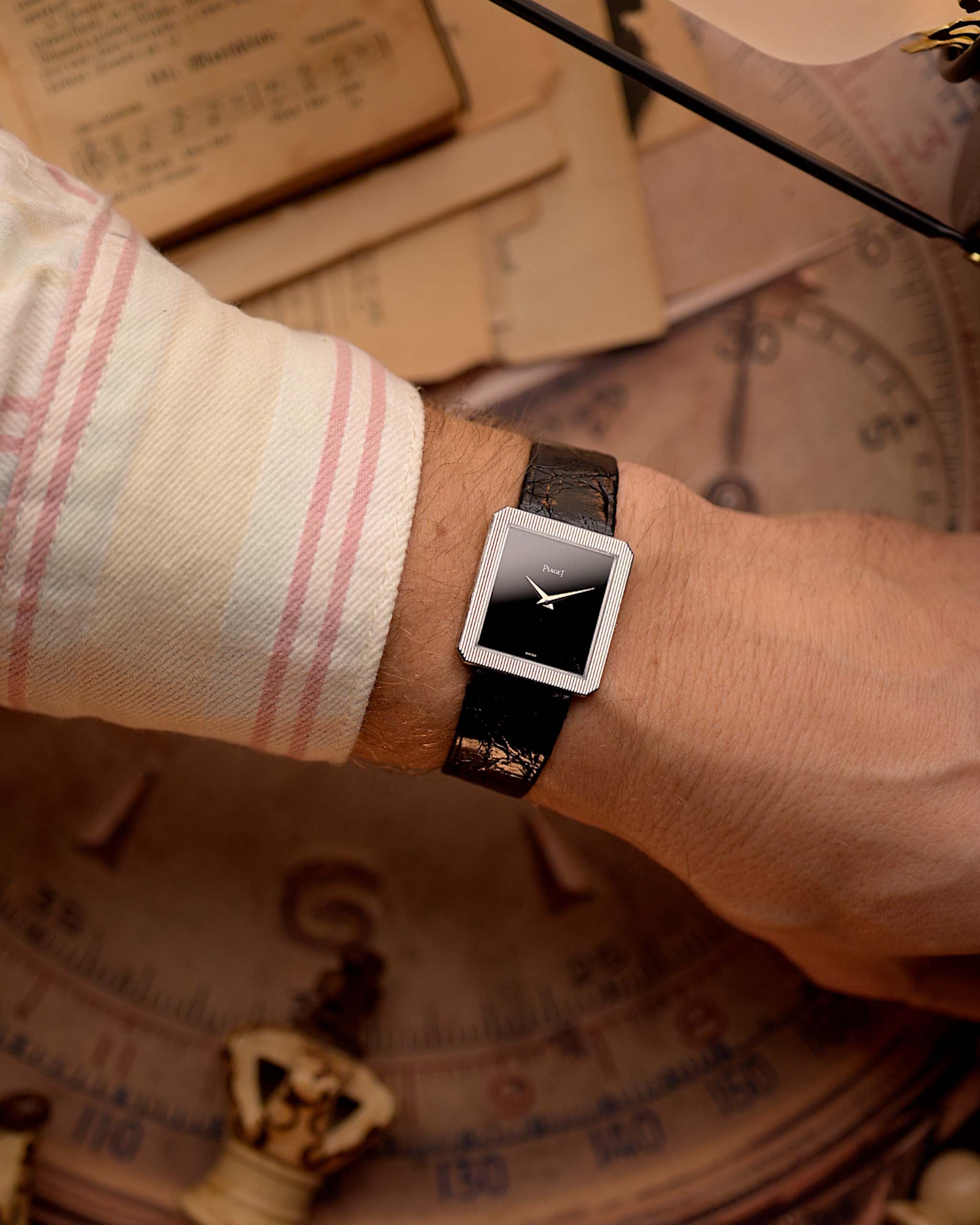 Vintage Piaget Protocole 9154 Uhr, aus 18 Karat Weißgold, Onyx-Zifferblatt, Tank-Gehäuse, 9P Handaufzug, Lederarmband, Vintage-Hintergrund.