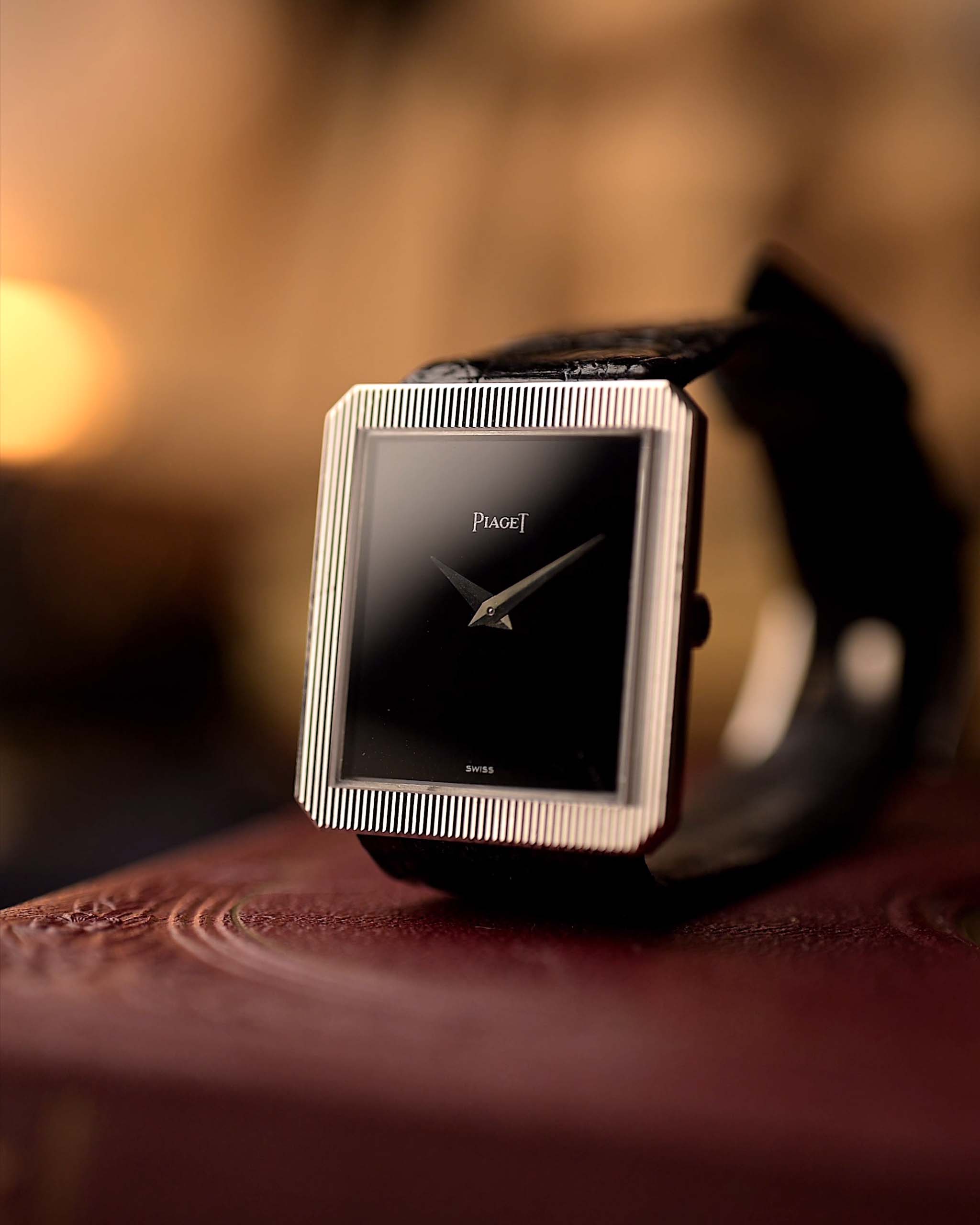 Vintage Piaget Protocole 9154 Uhr auf einer Holzoberfläche mit unscharfem Hintergrund.