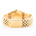 Nahaufnahme einer Rolex 1601 Datejust 18k Malachit Jubilee Armband. Aus dem Jahr 1968, 36mm in 18K Gelbgold mit Original Malachit-Zifferblatt, Automatikkaliber 1570 und Original-Jubiläumsarmband.