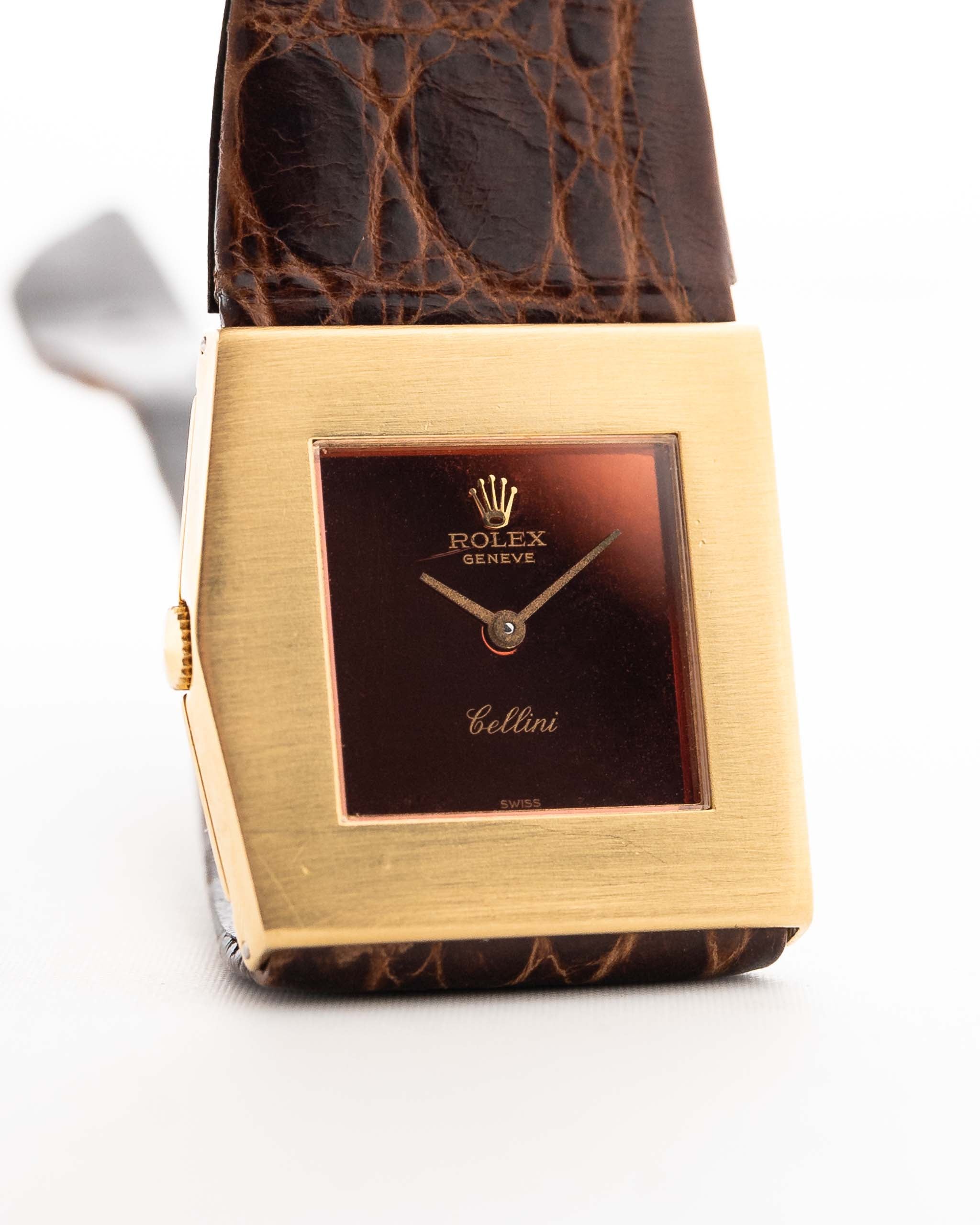 Vintage Rolex Cellini 4017 Uhr Midas Ruby Red aus den 1970er Jahren. 28 mm mit Gehäuse aus 18 Karat Gelbgold, Handaufzugswerk, rubinrotem, glänzendem Zifferblatt und Original Rolex Lederarmband.
