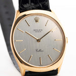 Nahaufnahme einer Rolex Cellini 4133 18k aus dem Jahr 1990. 31 mm Gehäuse aus Gelbgold mit Handaufzugswerk, silberfarbenem Zifferblatt, Original-Lederarmband und 18k Goldschließe.