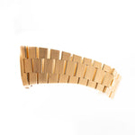 Nahaufnahme einer Rolex Cellini 4350 Octagon 18k Silver Dial von 1981 an einem Handgelenk. 27mm in 18k Gelbgold mit Handaufzugswerk, makellosem, horizontal gebürstetem Zifferblatt und President-Armband.