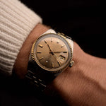 Vintage Rolex Datejust 1601 Uhr, braunes Havanna-Zifferblatt, Edelstahlgehäuse, Automatikwerk, zweifarbiges Jubilee-Armband, am Handgelenk, schwarzer Hintergrund