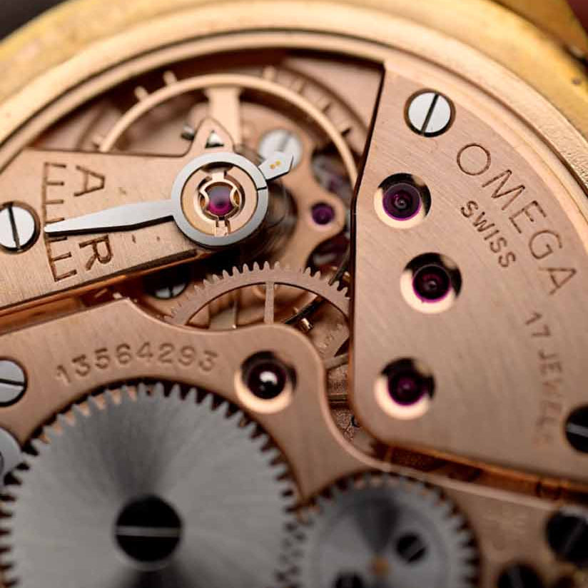Nahaufnahme einer mechanischen Omega-Uhr.