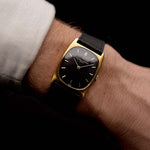 Foto von Vacheron Constantin 18k Ellipse Black 1970s am Handgelenk - ref 34003 - GOLDAMMER