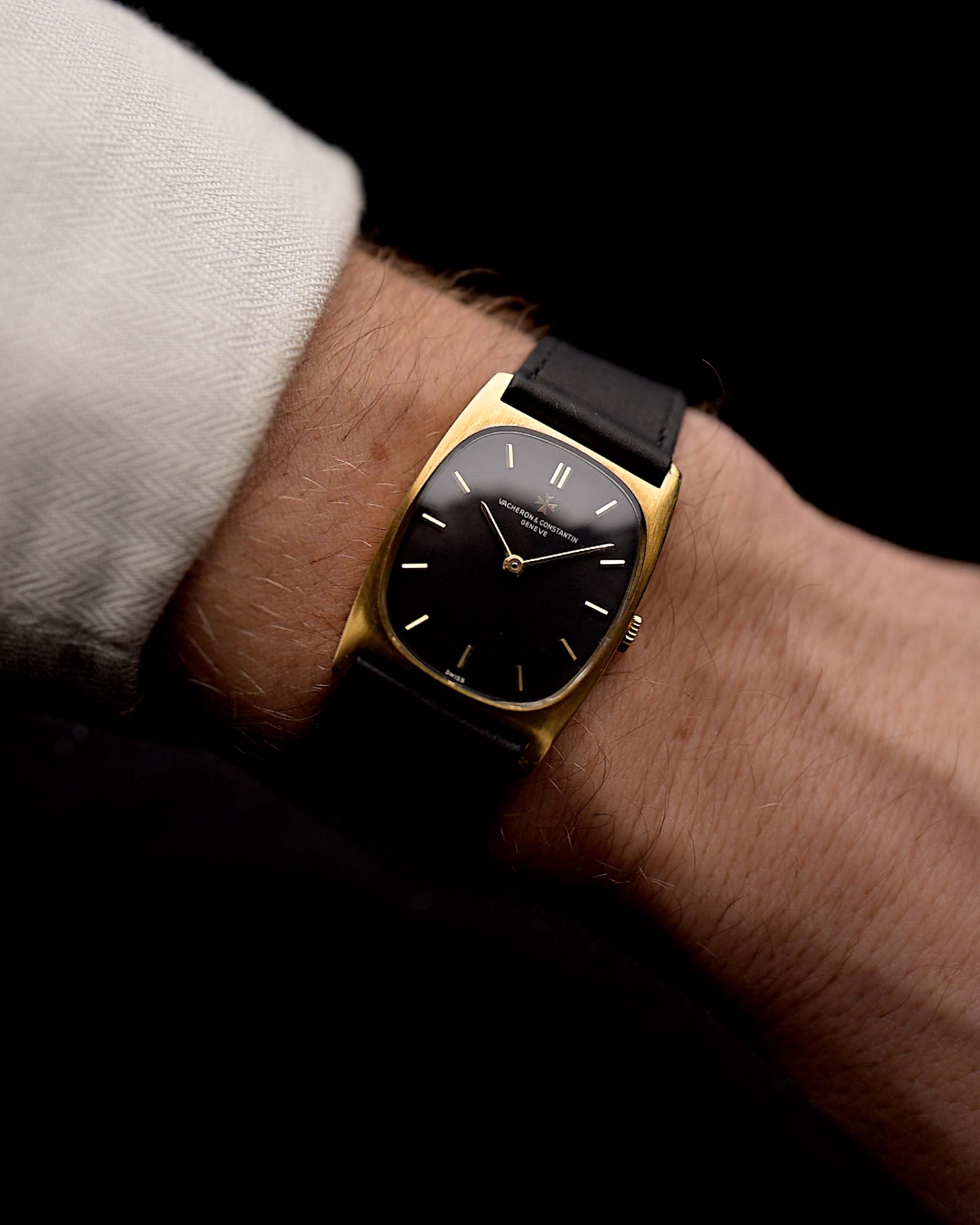 Foto von Vacheron Constantin 18k Ellipse Black 1970s am Handgelenk - ref 34003 - GOLDAMMER