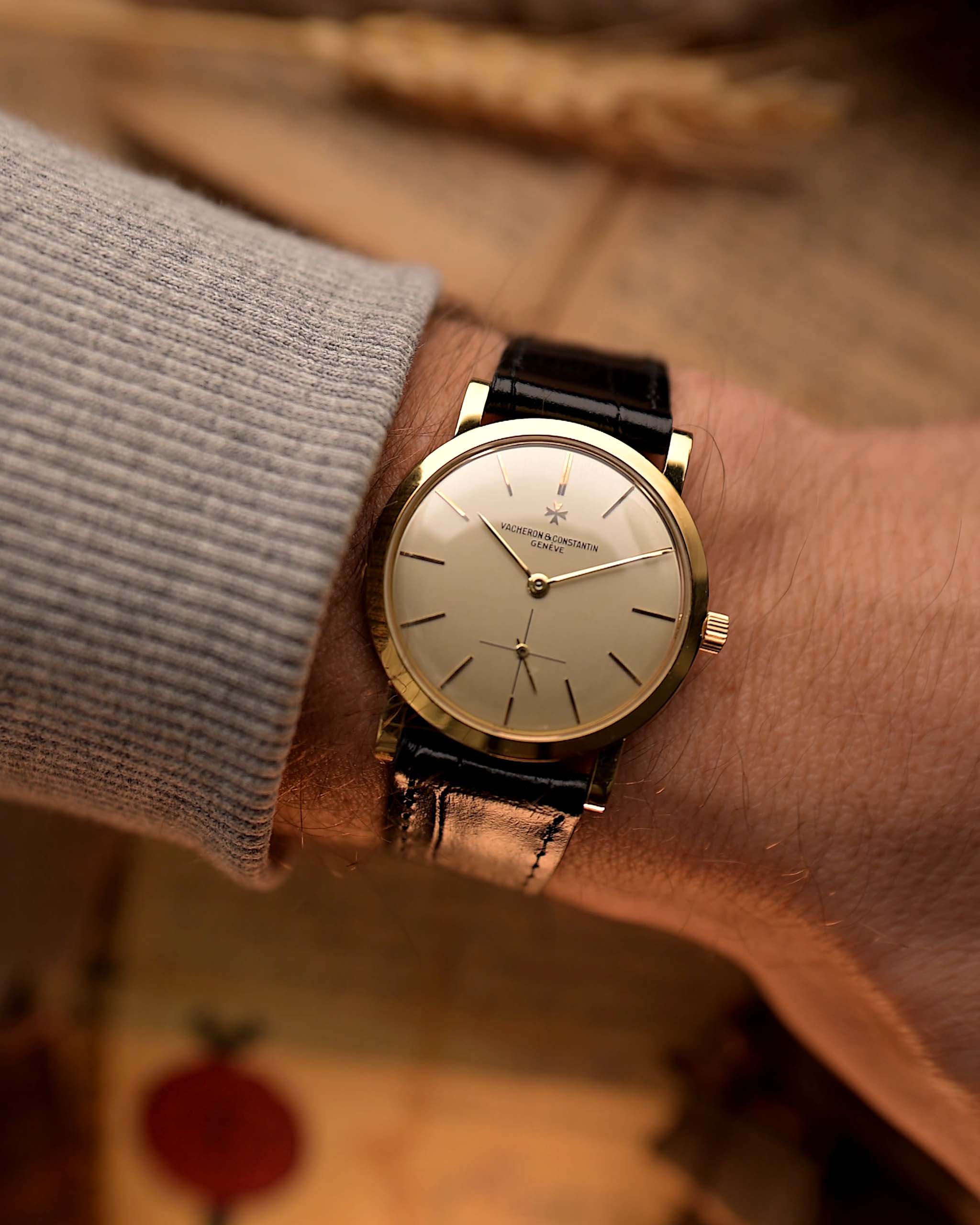 Vintage Vacheron Constantin 4667 Patrimony Uhr von 1956, 32mm Gehäuse aus 18k Roségold, silbernes Zifferblatt, Handaufzugswerk, schwarzes Lederband am Handgelenk