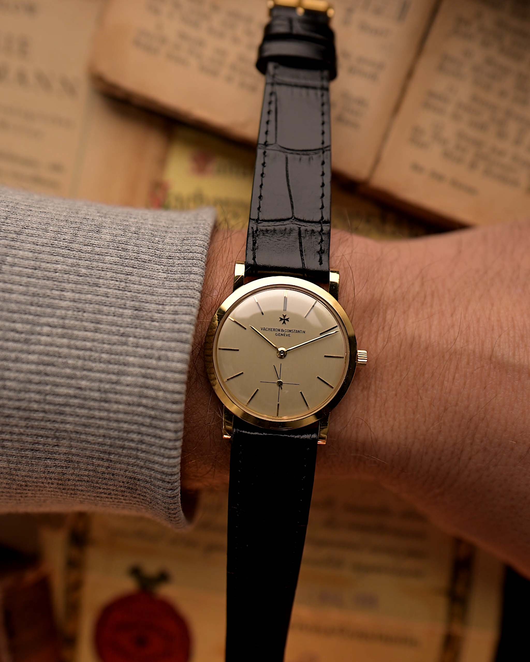Vintage Vacheron Constantin Uhr 4667 Patrimony aus dem Jahr 1956, 32mm Gehäuse aus 18k Roségold, silbernes Zifferblatt, Handaufzugswerk, schwarzes Lederarmband am Handgelenk