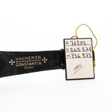 Nahaufnahme einer Vacheron Constantin 71203 Harmony 18k aus den 1980er Jahren. 23 mm mit Gehäuse aus 18k Gelbgold, Quarzwerk, schwarzem Zifferblatt, Original-Lederarmband und 18k Goldschließe.