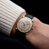 Foto einer Vacheron Constantin Sub Second 18k Railroad aus den 1940er Jahren an einem Handgelenk. 29mm Gehäuse aus 14k Rose Gold mit Handaufzugswerk, original weiß-silbernes Zifferblatt und Lederband.