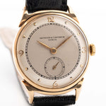 Nahaufnahme einer Vacheron Constantin Sub Second 18k Railroad aus den 1940er Jahren. 29mm Gehäuse aus 14k Roségold mit Handaufzugswerk, original weiß-silbernes Zifferblatt und Lederarmband.