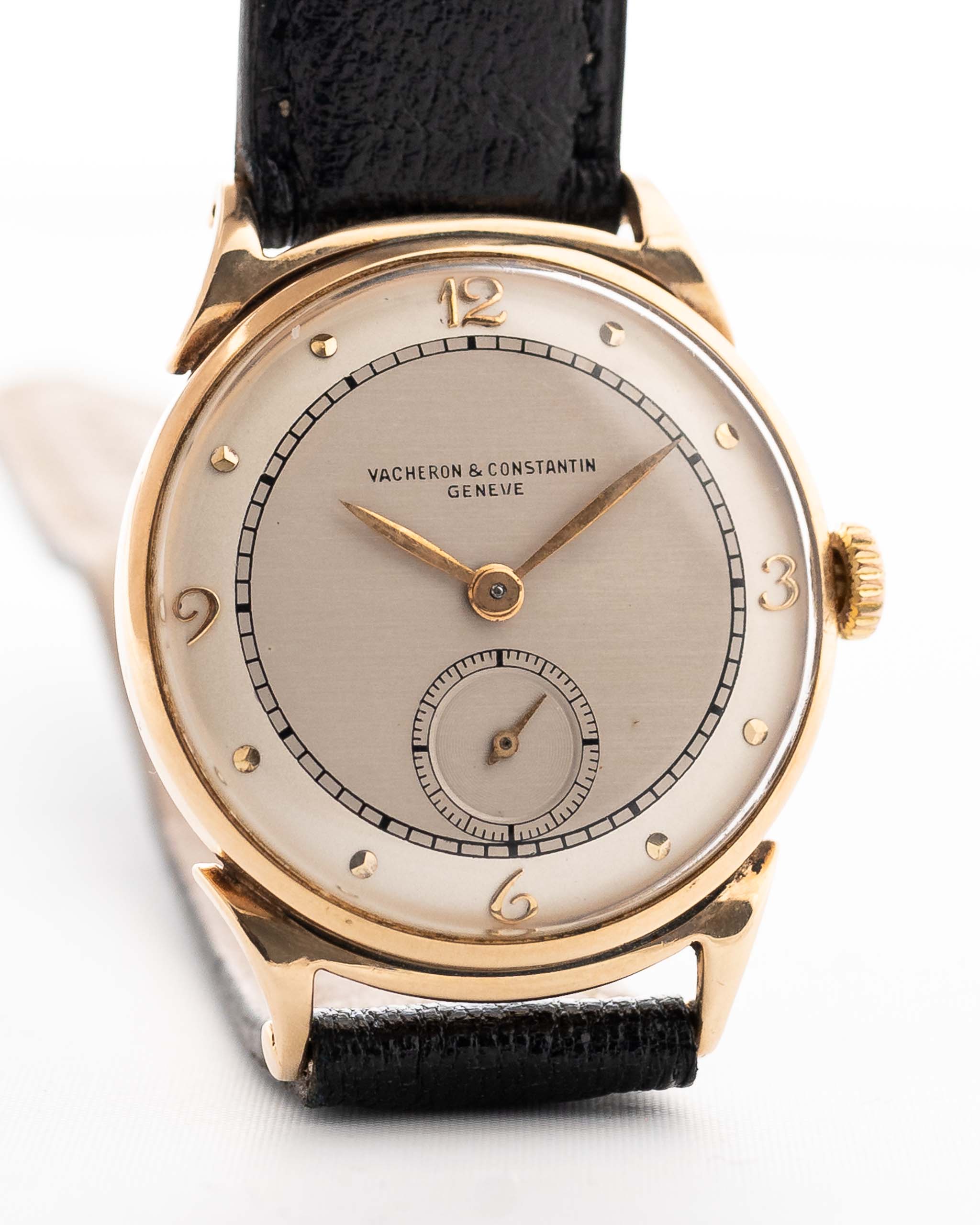 Nahaufnahme einer Vacheron Constantin Sub Second 18k Railroad aus den 1940er Jahren. 29mm Gehäuse aus 14k Roségold mit Handaufzugswerk, original weiß-silbernes Zifferblatt und Lederarmband.