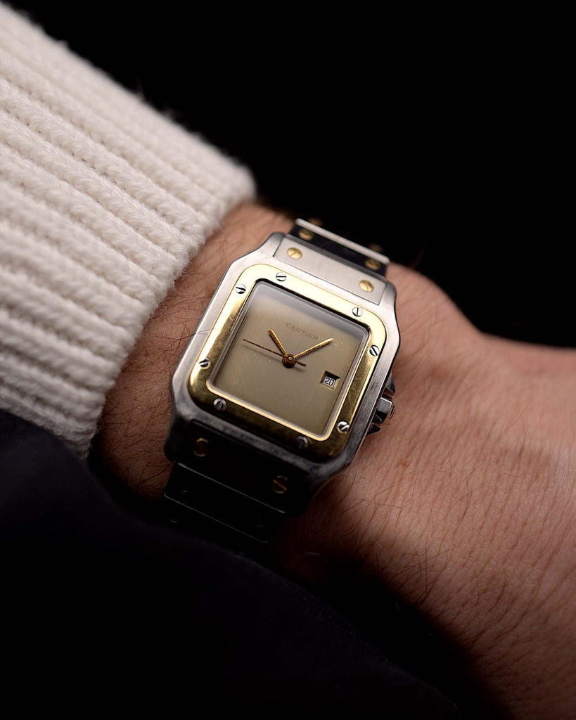 Cartier santos Uhr - Cartier Santos Carrée 2961 Ghost - Edelstahl Gelbgold - schiefergraues Zifferblatt am Handgelenk