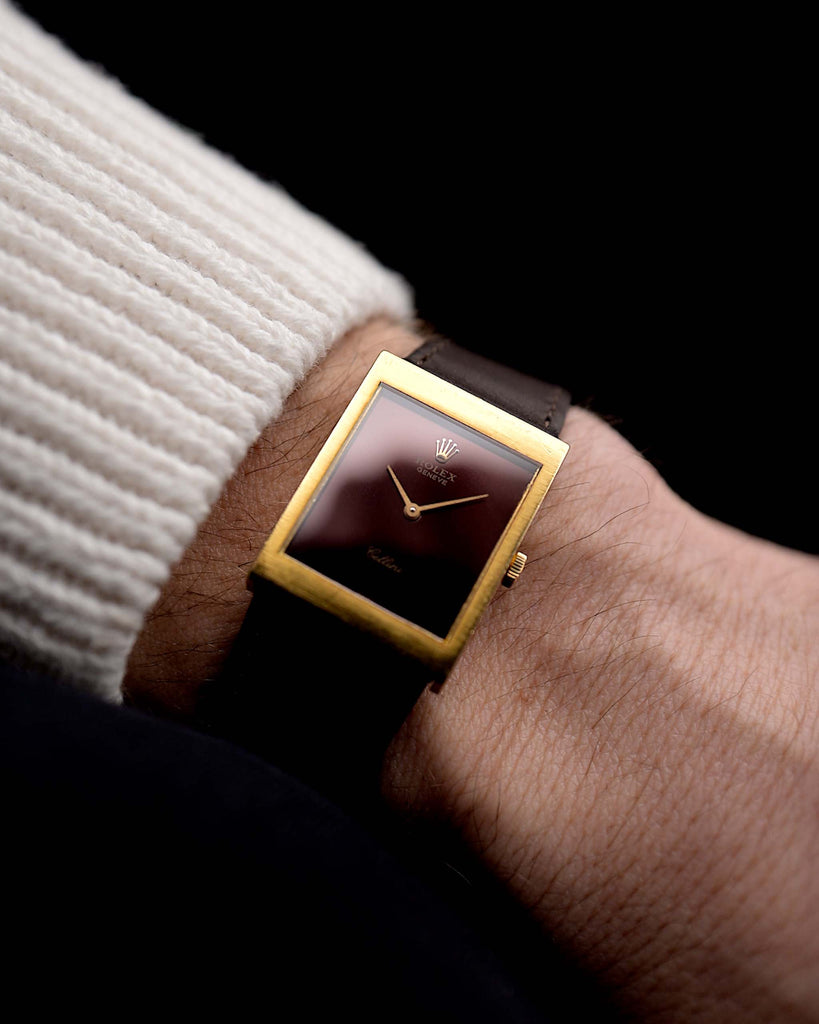 Video einer Rolex Cellini 4014 Burgundy von 1972 an einem Handgelenk. Gehäuse aus 18 Karat Gelbgold, 22,5 mm, burgunderfarbenes Zifferblatt, Handaufzug, Originalzeiger, Lederarmband.