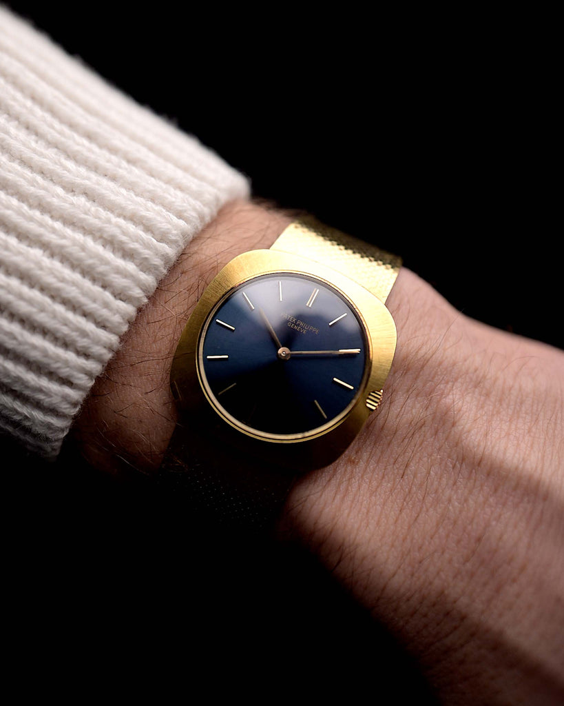 Video einer Vintage Patek Philippe Square 3543 Blue aus den 1970er Jahren an einem Handgelenk. In 18k Gelbgold, 31mm mit Handaufzugswerk und original blauem Zifferblatt, integriertes Gelbgoldarmband.