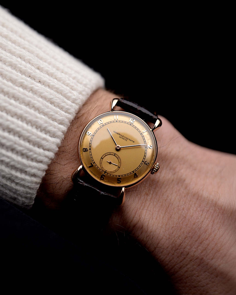 Video einer Vintage Vacheron Constantin 18k Rosé Teardrop aus den 1940er Jahren an einem Handgelenk. 30 mm Gehäuse aus 18 Karat Roségold mit Handaufzugswerk, originalem Goldzifferblatt und Lederarmband.