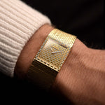 Vintage Piaget Polo 7131 C5 aus den 1980er Jahren am Handgelenk. 23 mm aus 18k Gelbgold mit guillochiertem Zifferblatt, integriertem 18k Goldarmband und Quarzwerk.