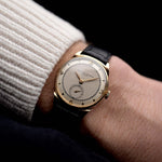 Video einer Vacheron Constantin Sub Second 18k Railroad aus den 1940er Jahren an einem Handgelenk. 29mm Gehäuse aus 14k Rose Gold mit Handaufzugswerk, original weiß-silbernes Zifferblatt und Lederarmband.