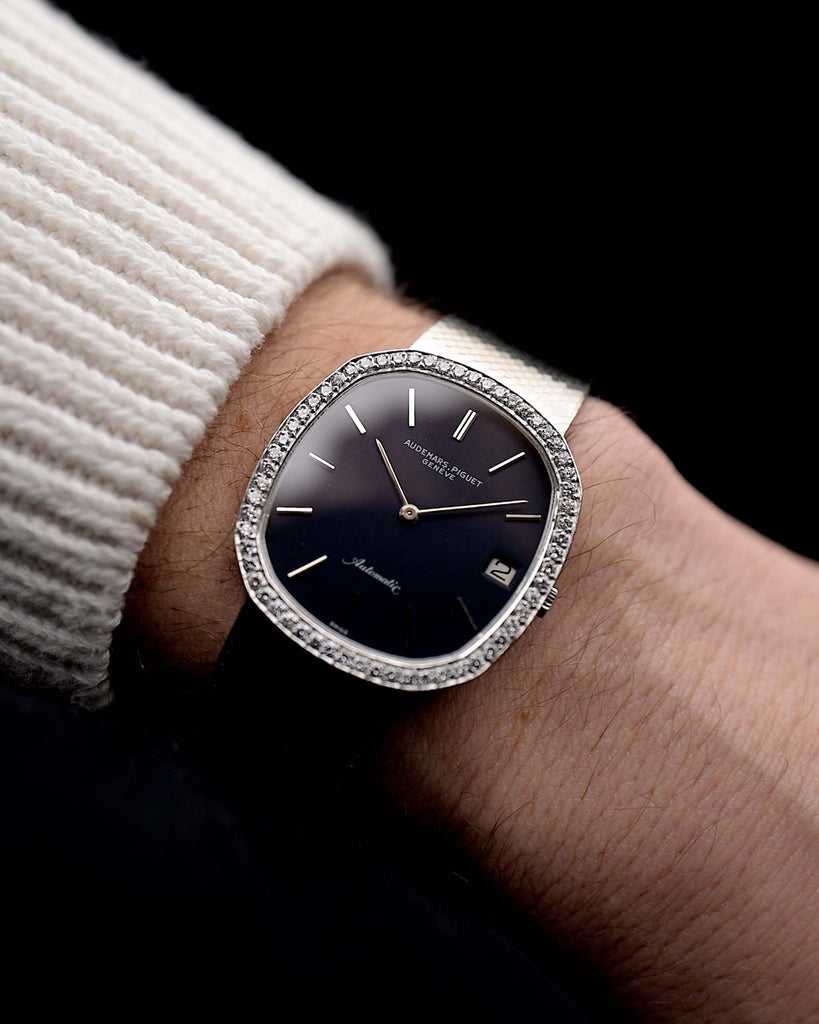 Video einer Vintage Audemars Piguet Ellipse 18k Diamond Black aus den 1970er Jahren an einem Handgelenk. 33mm Gehäuse aus 18k Weißgold mit Automatikkaliber 2121, makellosem schwarzen Originalzifferblatt, 60 Diamanten und verstellbarem Armband.