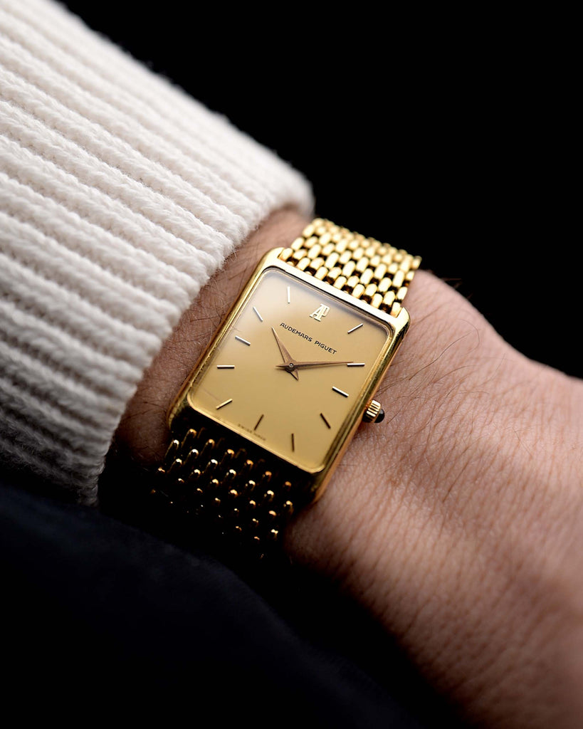 Video von einer Audemars Piguet 18k Tank aus den 1980er Jahren an einem Handgelenk. 25-mm-Gehäuse aus 18k Gelbgold mit Handaufzugswerk, originalem goldenem Zifferblatt, Zeigern mit Saphir-Cabochon und Reisperlenarmband.