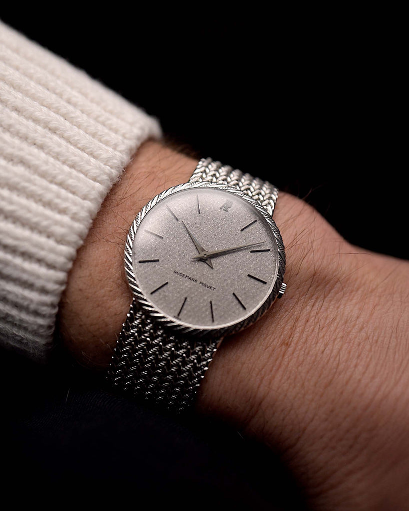 Audemars Piguet 18k Calatrava mit einem 34-mm-Gehäuse aus 18k Weißgold, reflektierendem Silberzifferblatt und Weißgoldarmband am Handgelenk