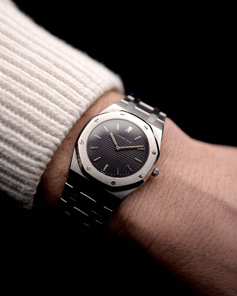 Video einer Vintage Audemars Piguet Royal Oak 6008ST aus den 1980er Jahren an einem Handgelenk. Edelstahl, 30mm mit originalem schwarzen Tapisserie-Zifferblatt und Quarzwerk.