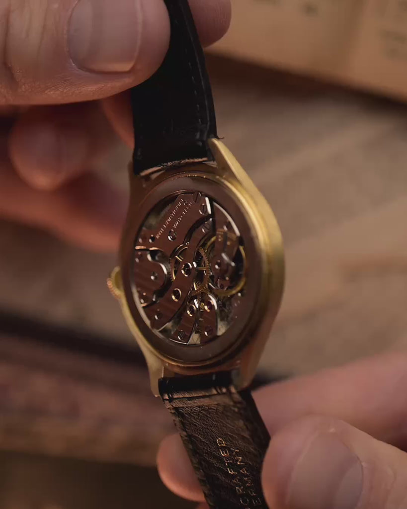 Vintage IWC Pre Hermet Uhr, aus 14 Karat Gelbgold, schwarz vergoldetes Zifferblatt, Cal 83 Handaufzug, schwarzes Lederarmband, Detailvideo