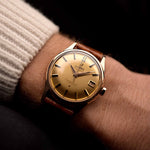 Vintage Omega Constellation 14393 Uhr aus dem Jahr 1960, 34 mm Gehäuse aus 18 Karat Roségold, Automatikkaliber 561, originales rosafarbenes Zifferblatt, Lederarmband an einem Handgelenk, Video