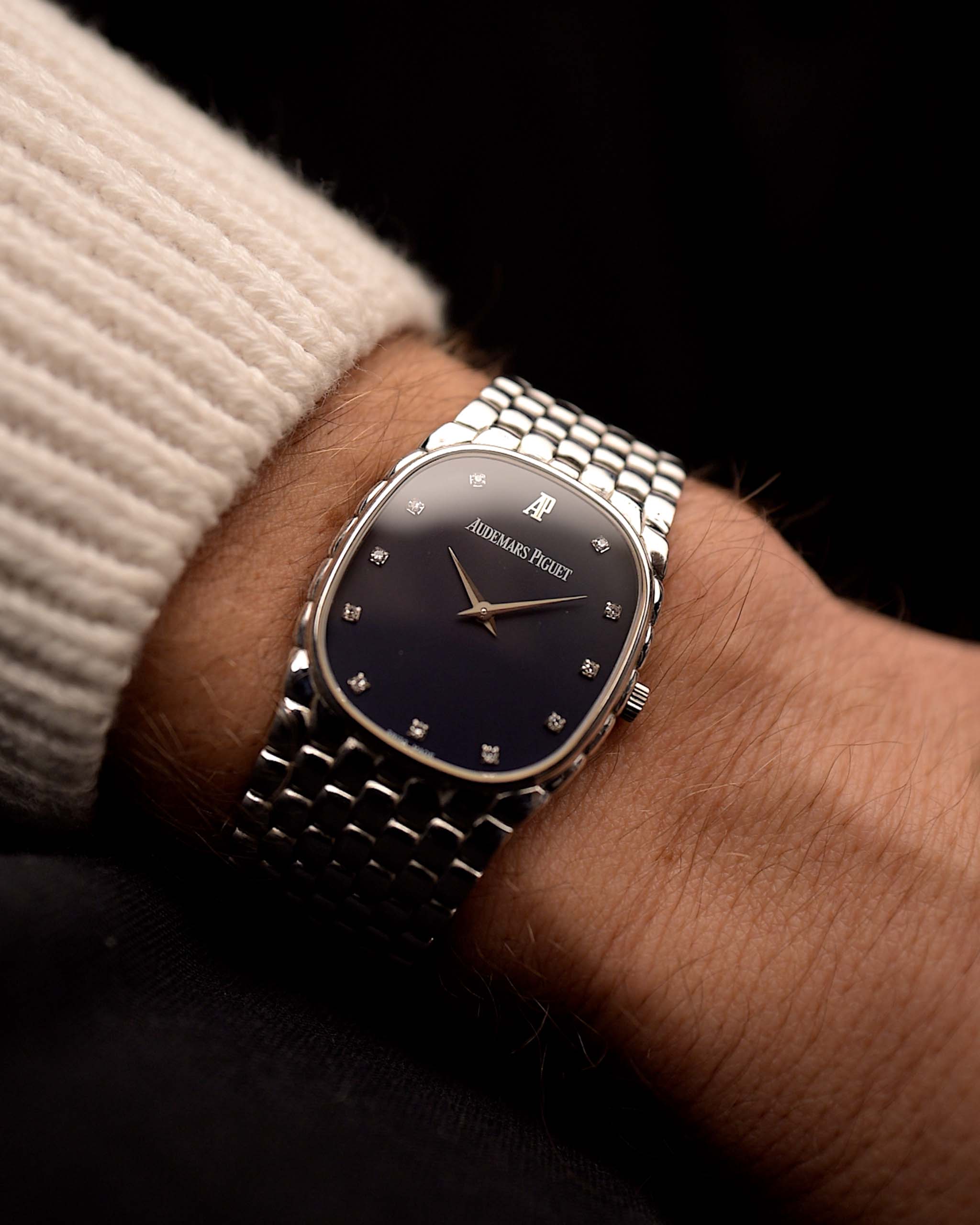 Vintage Audemars Piguet Cobra Uhr, 18k Weißgold, nachtblaues Diamant-Zifferblatt, Handaufzug, integriertes Armband, am Handgelenk, schwarzer Hintergrund, Video