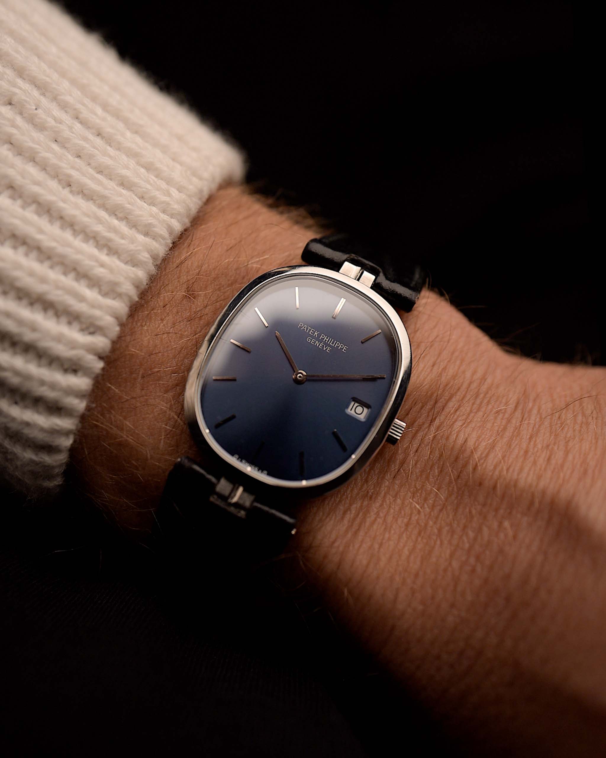 Vintage Patek Philippe 3930 Ellipse Uhr, Edelstahl, blaues Zifferblatt mit Sonnenschliff, elliptisches Gehäuse, Quarzwerk, am Handgelenk, schwarzer Hintergrund, Video