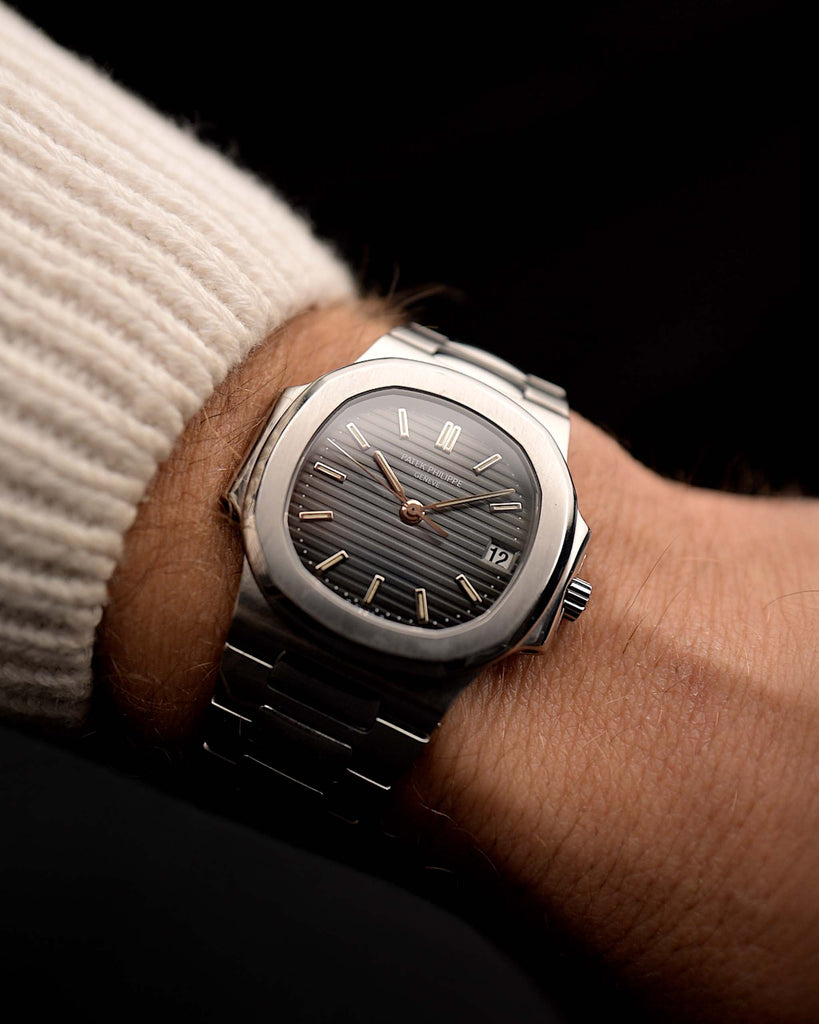 Vintage Patek Philippe Nautilus 3800 Uhr, Stahl, abgerundet, achteckiges Gehäuse, geriffeltes anthrazitfarbenes Zifferblatt, Automatik-Stahlarmband an einem Handgelenk auf schwarzem Hintergrund, Video