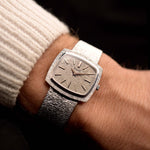 Vintage Piaget TV 9574 Uhr, Gehäuse aus 18 Karat Weißgold, Zifferblatt aus Weißgold, Handaufzug, integriertes Armband an einem Handgelenk auf schwarzem Hintergrund, Video.