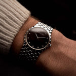 Vintage Audemars Piguet Cobra Uhr aus 18 Karat Weißgold, schwarzes Diamantzifferblatt, Handaufzug, integriertes Armband auf schwarzem Hintergrund, Video