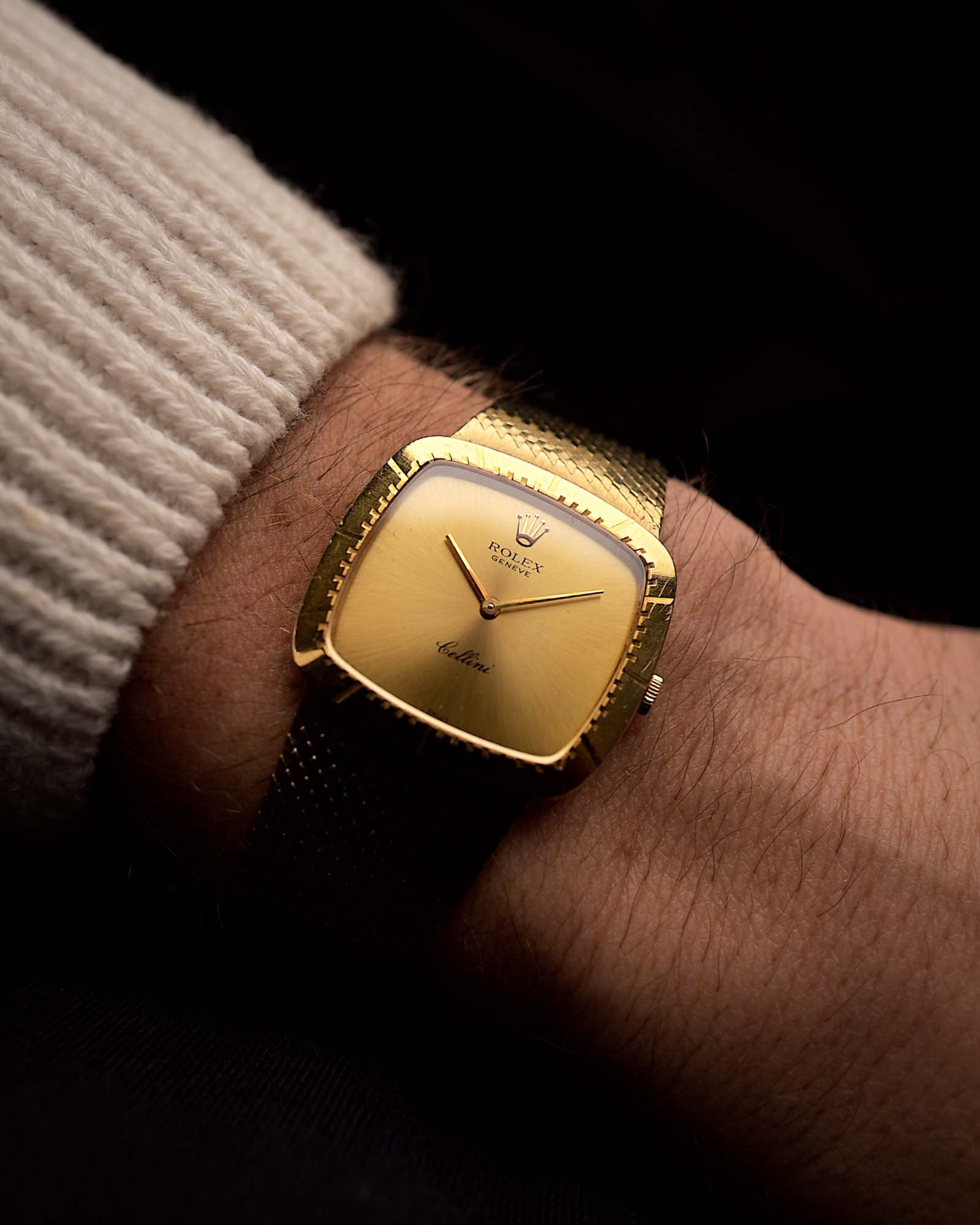 Vintage Rolex Cellini 4084 Uhr, quadratisches Gehäuse aus 18 Karat Gelbgold, goldenes Zifferblatt, Handaufzug, goldenes Armband auf schwarzem Hintergrund, Video