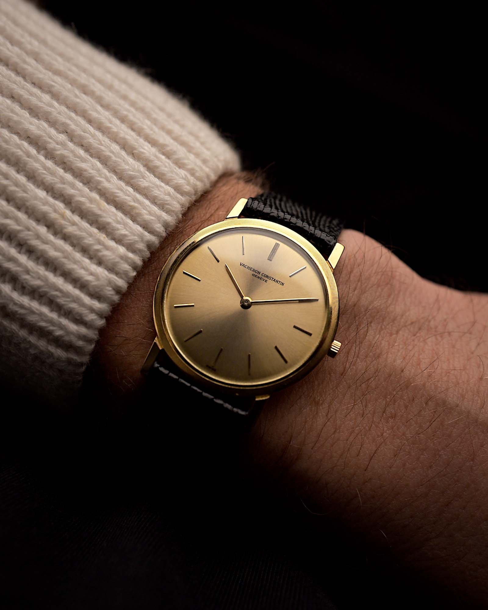 Vintage Vacheron Constantin Patrimony 6351 Uhr mit einem dünnen runden Gehäuse aus 18 Karat Gold, goldenem Zifferblatt, Handaufzug und schwarzem Armband auf schwarzem Hintergrund, Video