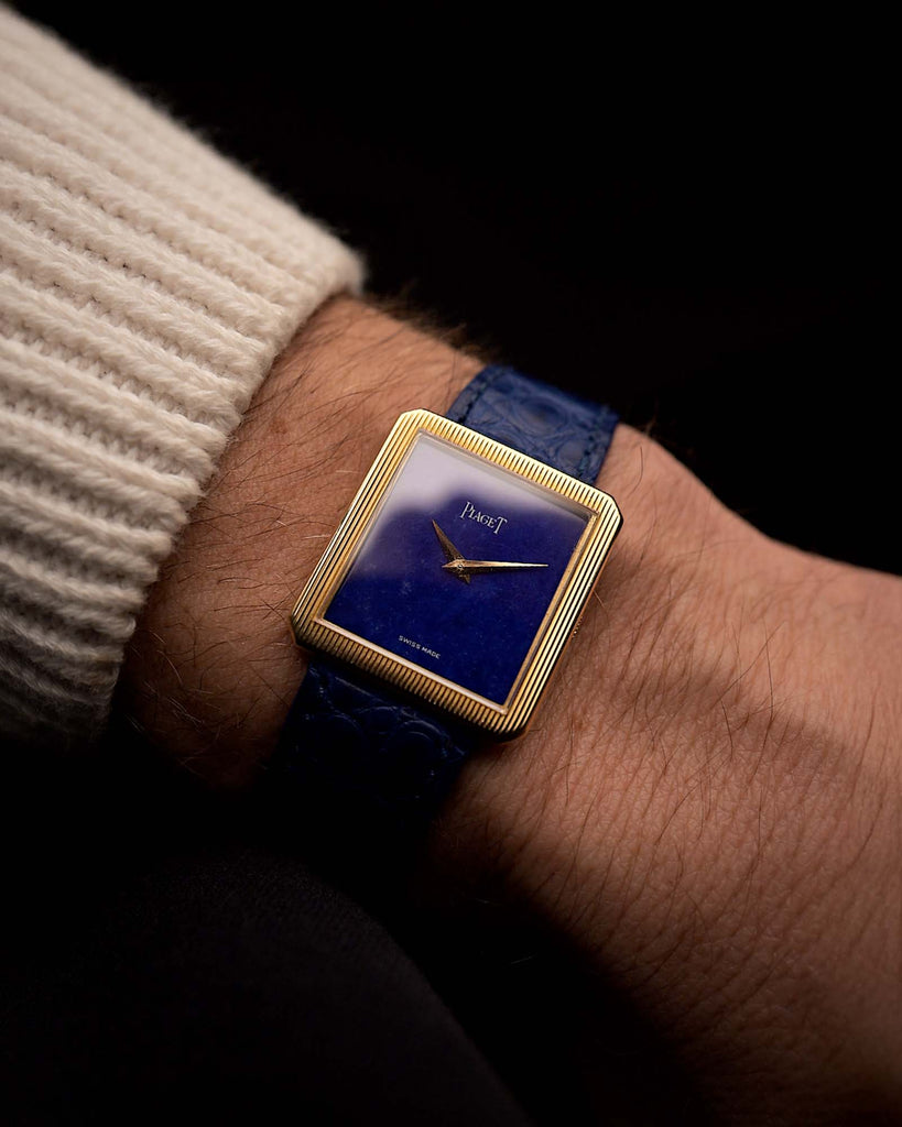 Vintage Piaget 9154 Uhr mit einem Gehäuse aus 18 Karat Gelbgold, Lapislazuli-Zifferblatt, manuellem Kaliber 9P-Uhrwerk an einem Handgelenk auf schwarzem Hintergrund, Video