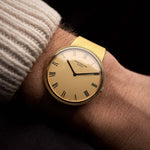 Vintage Patek Philippe 3588 Uhr aus dem Jahr 1974, 18 Karat Gelbgold, goldenes Sigma-Zifferblatt, Automatikwerk, integriertes Armband am Handgelenk auf schwarzem Hintergrund, Video