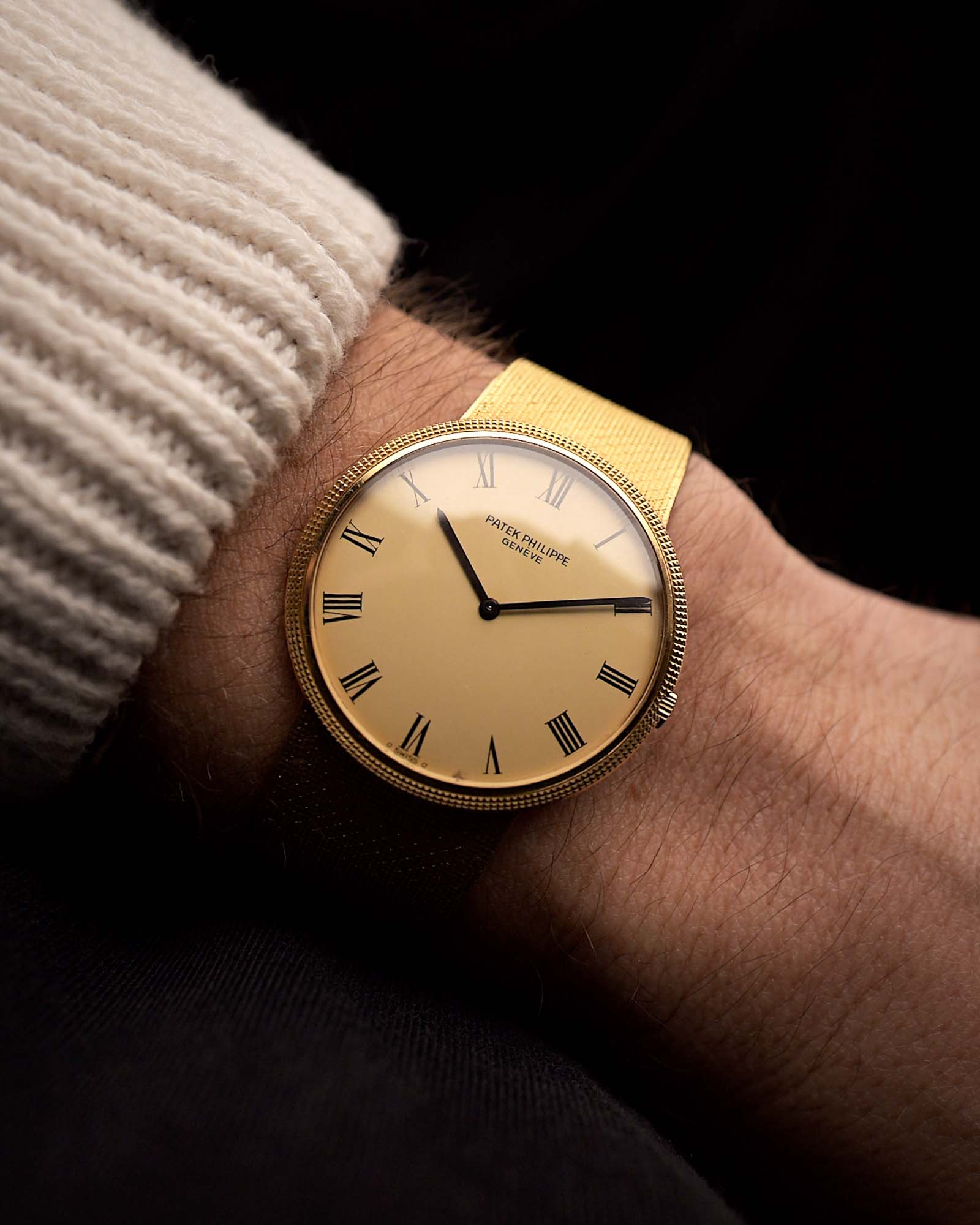 Vintage Patek Philippe 3588 Uhr aus dem Jahr 1974, 18 Karat Gelbgold, goldenes Sigma-Zifferblatt, Automatikwerk, integriertes Armband am Handgelenk auf schwarzem Hintergrund, Video