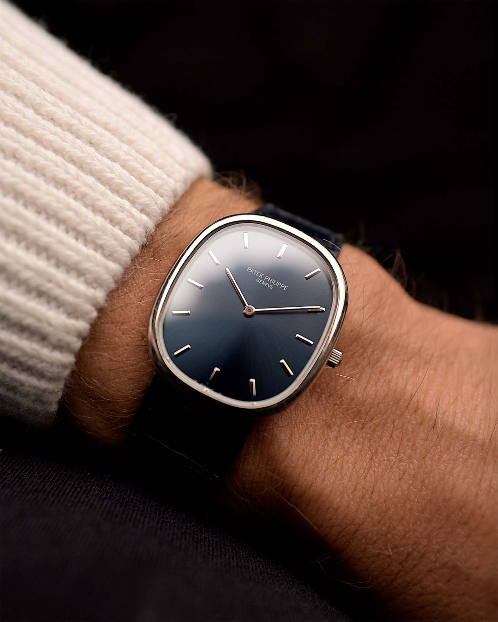 Vintage Patek Philippe 3738 Ellipse Jumbo aus den 1980er Jahren an einem Handgelenk. 31 mm mit Gehäuse aus 18 Karat Weißgold, Automatikkaliber 240, originalem blauen Sonnenschliff-Zifferblatt und originalem Lederarmband.