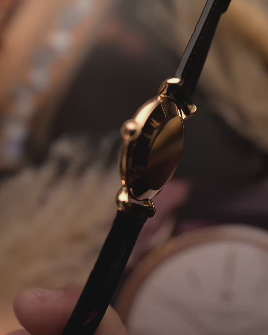 Vintage Vacheron Constantin Teardrop Uhr in 18k Roségold, weiß-silbernes Zifferblatt, manuelles Kal. V454, unscharfer Hintergrund, Video