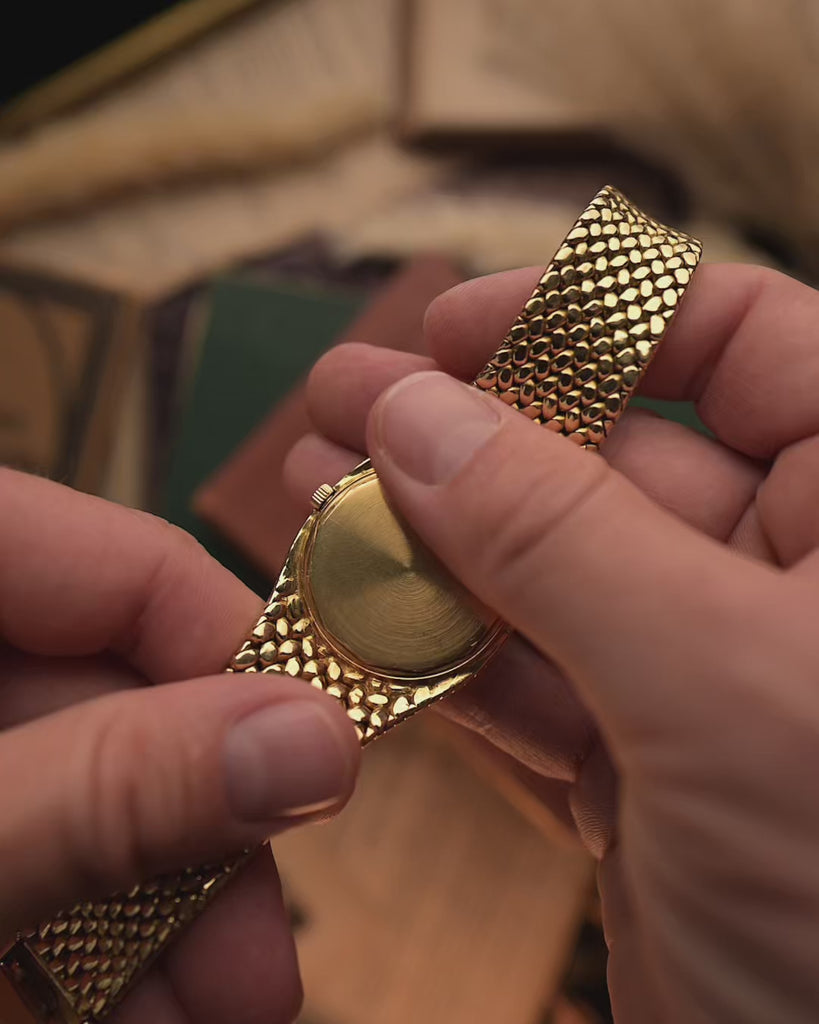 Vintage Audemars Piguet Cobra 5403 Uhr, 18k Gold, Diamant-Zifferblatt, Jumbo-Gehäuse, Video von Details, unscharfer Hintergrund