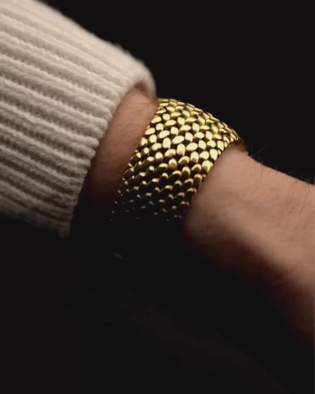 Vintage Audemars Piguet Cobra 5403 Uhr, 18k Gold, Diamant-Zifferblatt, Jumbo Gehäuse, Automatikwerk, am Handgelenk auf schwarzem Hintergrund, Video