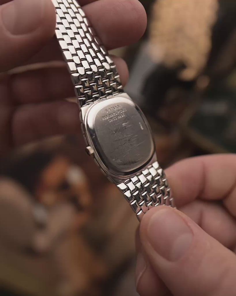 Vintage Audemars Piguet Cobra Uhr, 18k Weißgold, nachtblaues Diamant-Zifferblatt, Handaufzug, integriertes Armband, in den Händen, Video