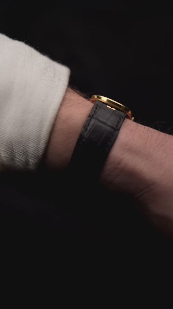 Vintage Patek Philippe Ellipse 3848 d'Or Blau 18k Gelbgold Favre & Perret Gehäuse am Handgelenk