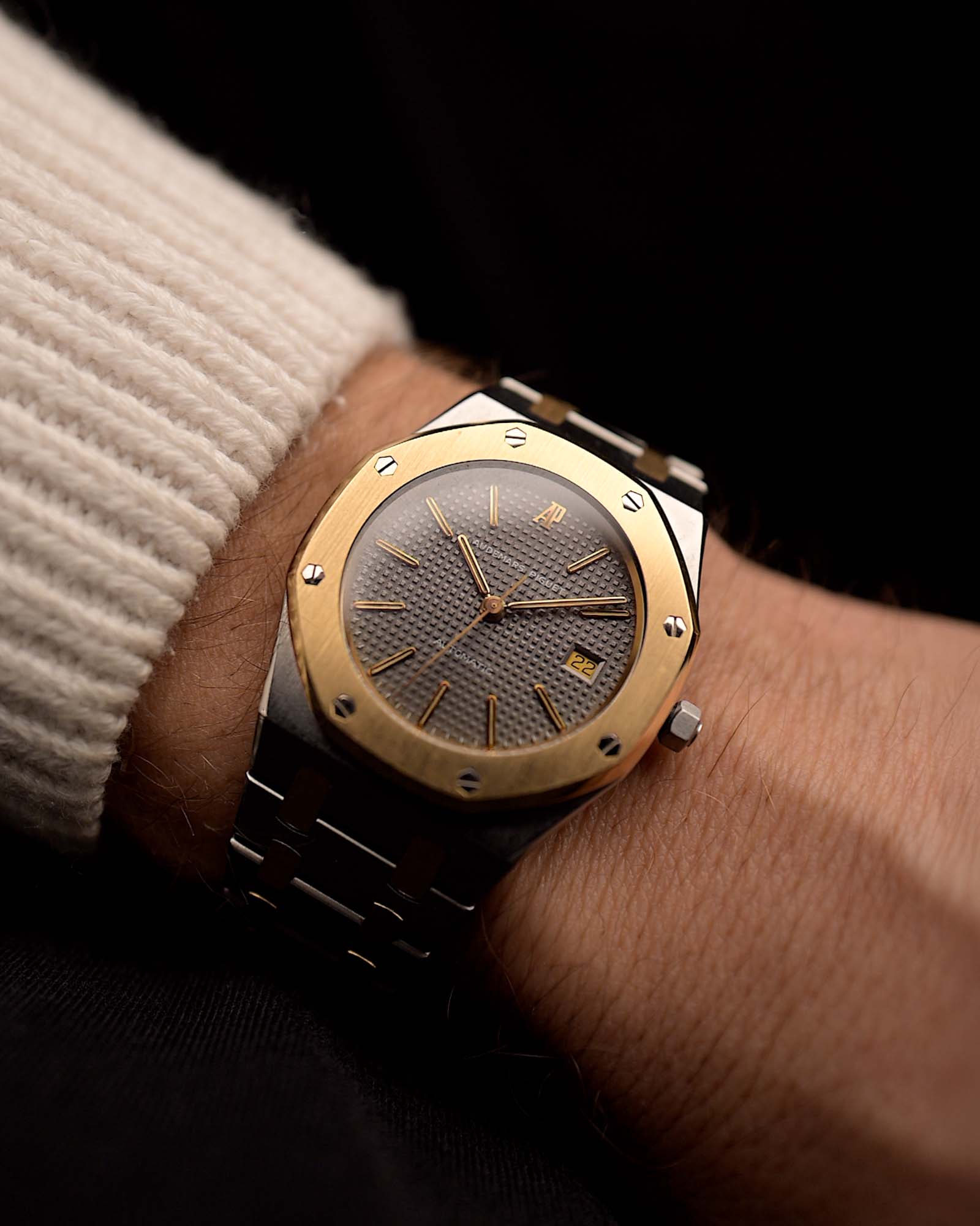 Vintage Audemars Piguet Octagon Uhr aus den 1980er Jahren, 18 Karat Gelbgold, Aventurin-Zifferblatt, Handaufzug, Goldarmband an einem Handgelenk auf schwarzem Hintergrund, Video