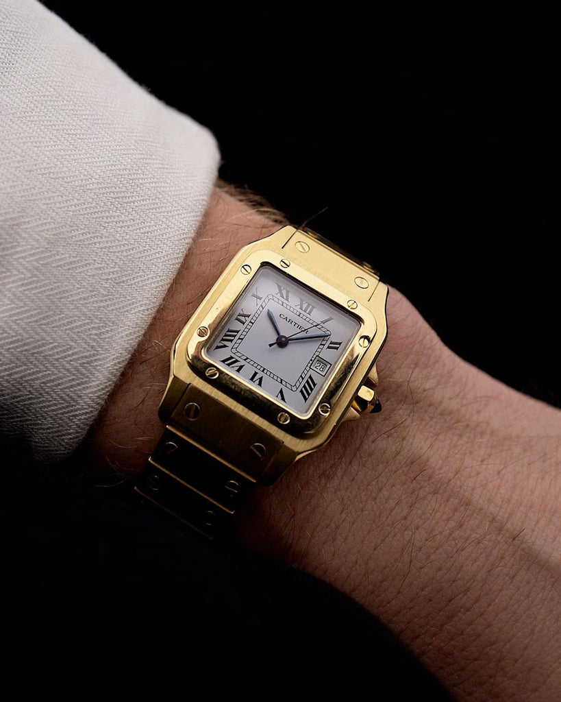 Video von einer Cartier Santos Carrée 2964 aus den 1980er Jahren an einem Handgelenk. In ausgezeichnetem Zustand, 27mm Gehäuse aus Gelbgold mit Automatikwerk, originalem weißen Zifferblatt und Goldarmband.