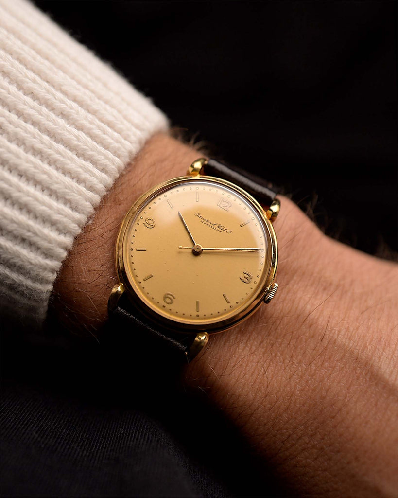 Vintage IWC Uhr 18k Cal. 89 Teardrop Jumbo 1948 am Handgelenk. 36,5 mm, Gehäuse aus 18k Gelbgold mit manuellem Kal. 89 Uhrwerk, goldenem Zifferblatt mit Patina und Lederarmband.