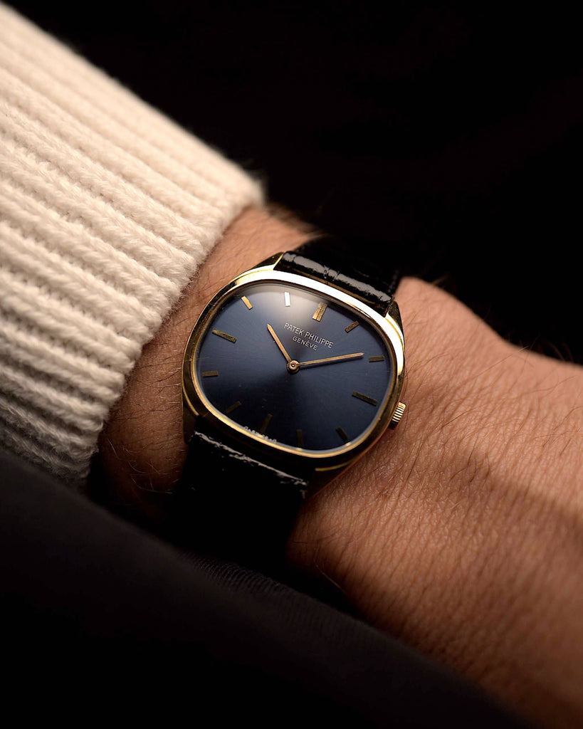 Vintage Patek Philippe 3545 Ellipse 18k aus den 1970er Jahren an einem Handgelenk. 32 mm mit Gehäuse aus 18 Karat Gelbgold, original blauem Sigma-Zifferblatt mit Sonnenschliff, Handaufzugskaliber 23-300 und Lederarmband.